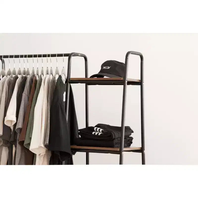 Appendiabiti per vestiti e esposizione di accessori