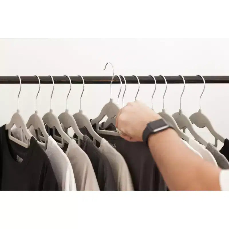 Appendiabiti per vestiti e esposizione di accessori